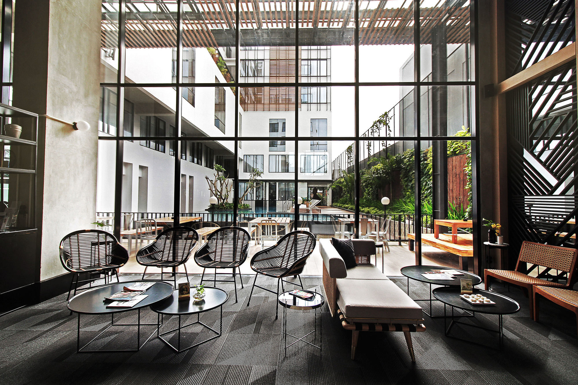 Gaia Cosmo Hotel Джокьякарта Экстерьер фото